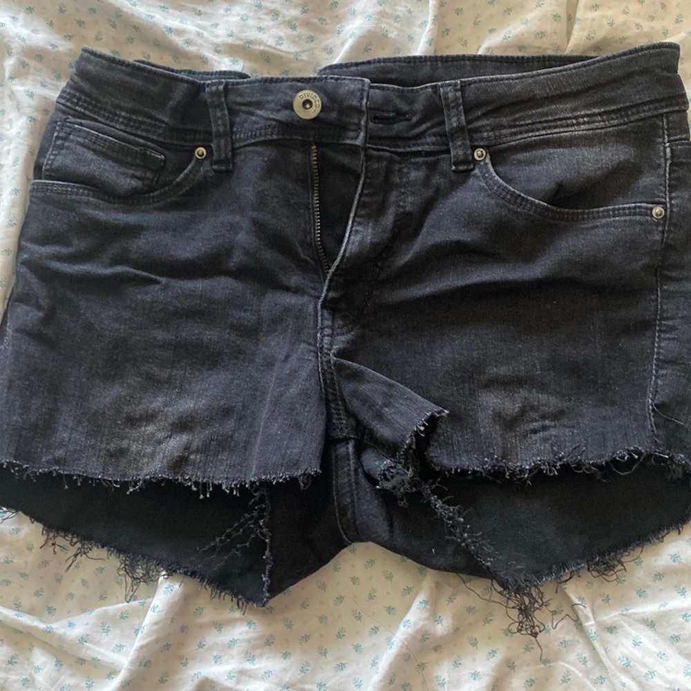 h&m distressed black shorts